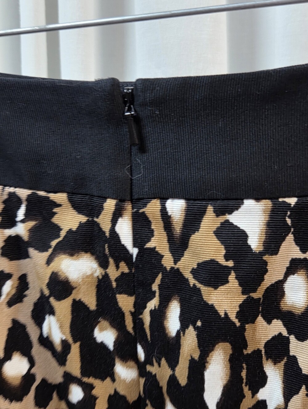 White House Black Market Leopard Print Pencil Skirt in Black and Tan - Picture 3 of 4